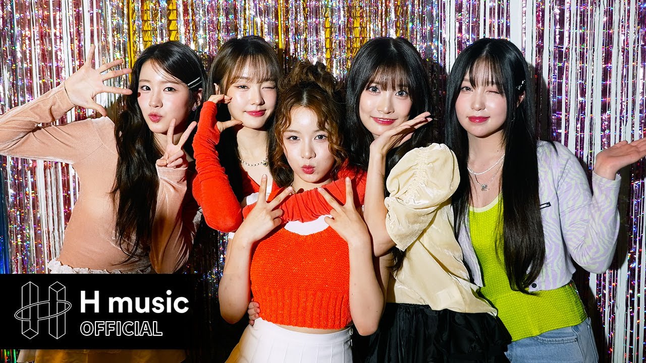 2025 WOOAH SEASON'S GREETINGS BEHIND - YouTube