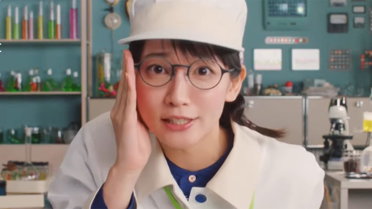 吉岡里帆、おさげ＆メガネ姿で化学大好き女子に！ 食品パッケージに