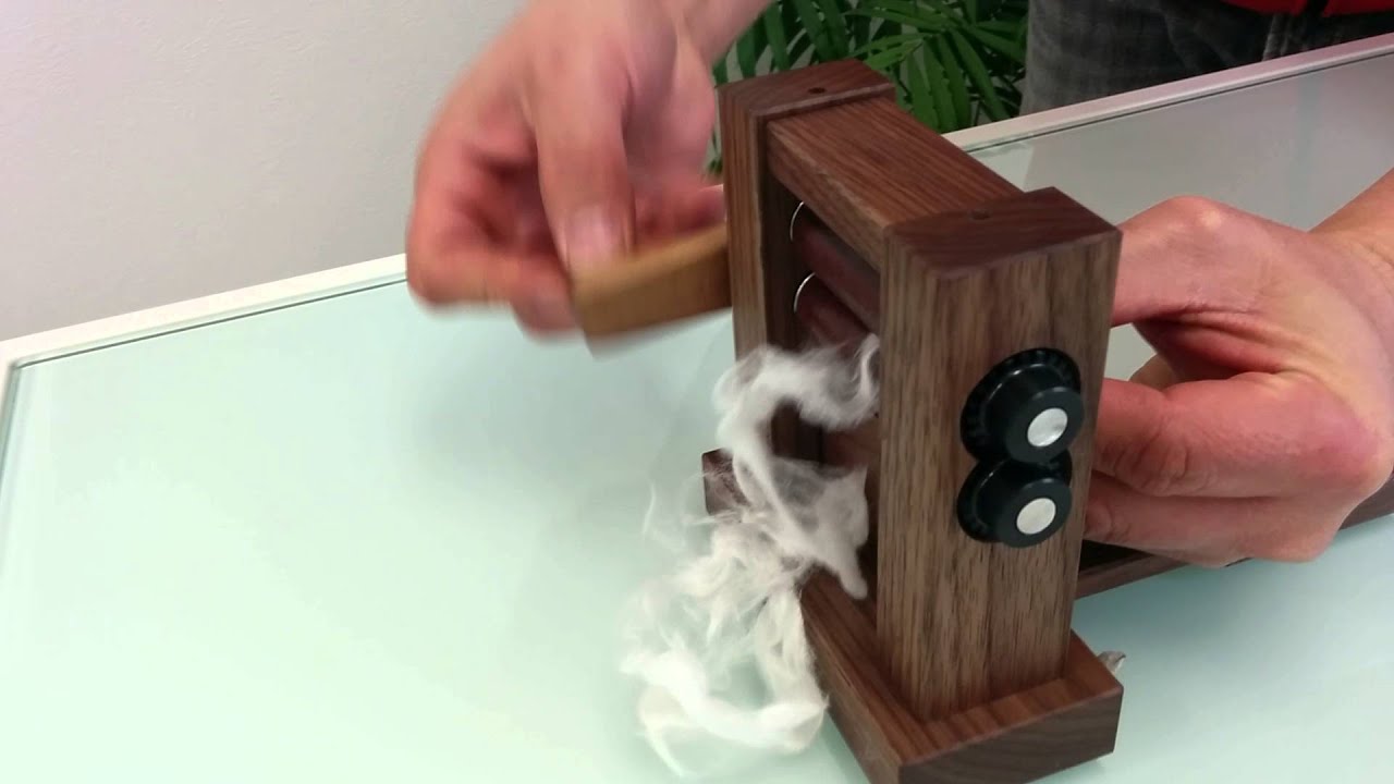 bolly木工房】ミニミニ綿繰り機 - YouTube