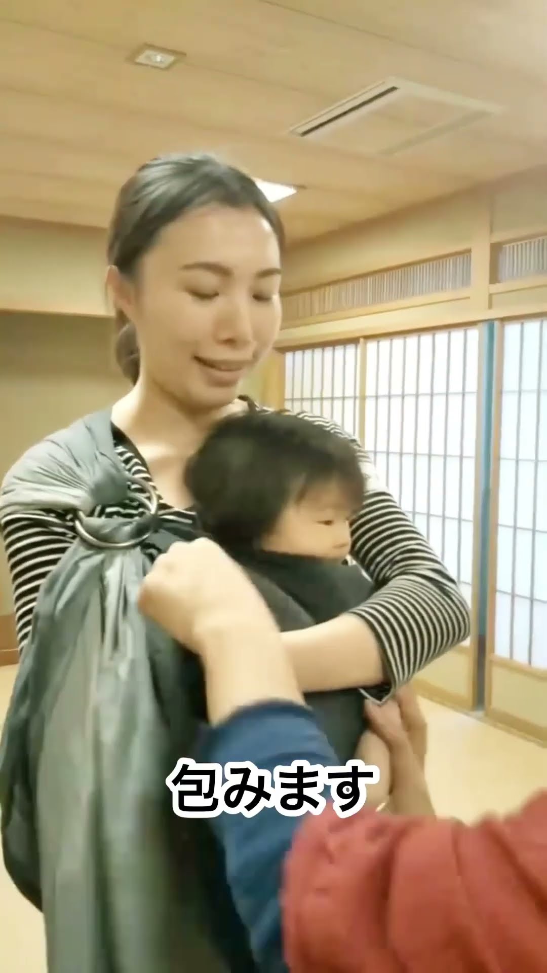 スリングは入れるではなく包むもの - YouTube