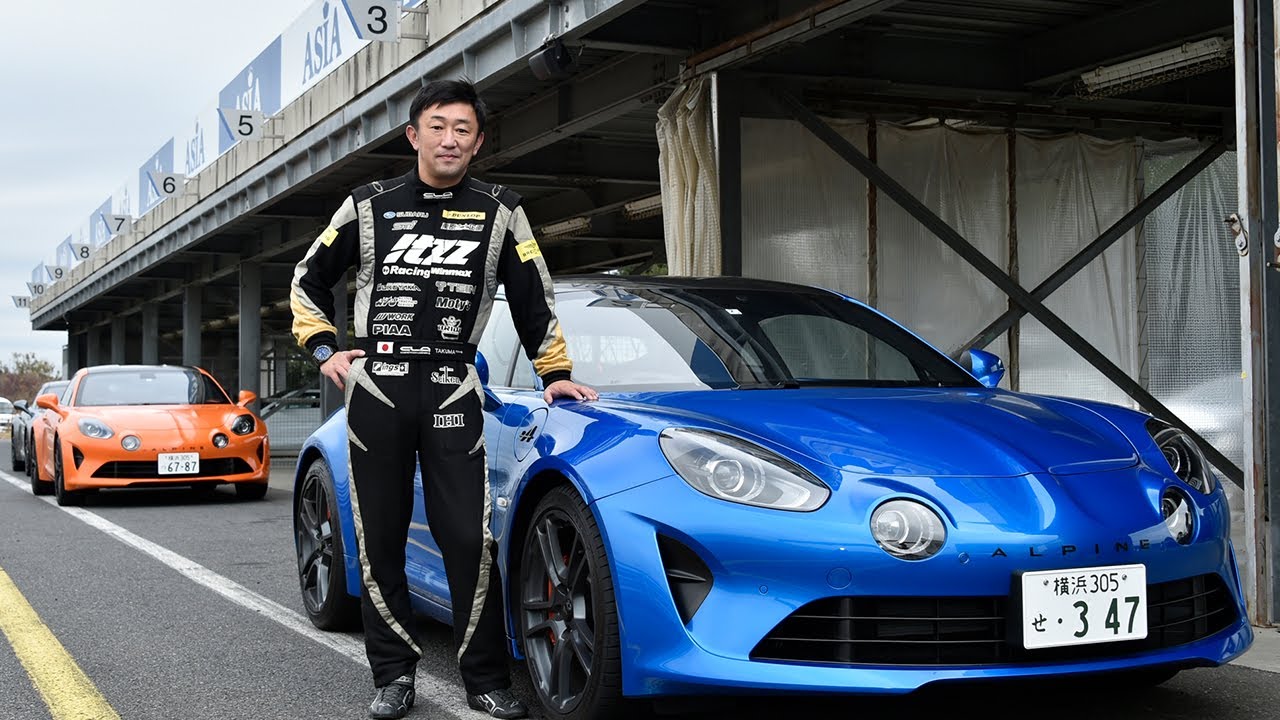 ラリー・ドライバーの鎌田卓麻選手が アルピーヌA110 S をドリフト走行
