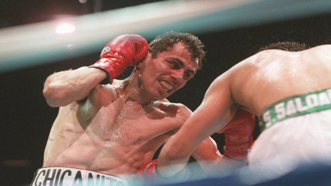 元WBA・WBC世界スーパーフェザー級王者ヘナロ・エルナンデス サイン