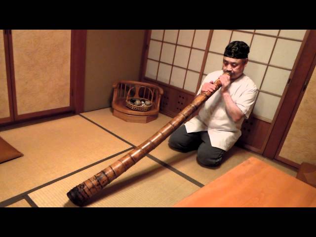 アボリジニの楽器「ディジョリドゥ」＠花月 2012.05.04 - YouTube