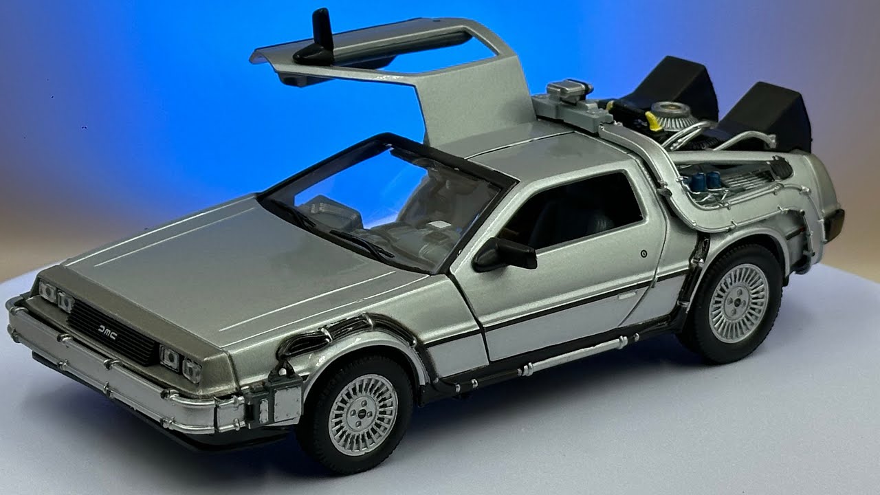 Back To The Future: 1:24 Scale DeLorean Time Machine from Welly