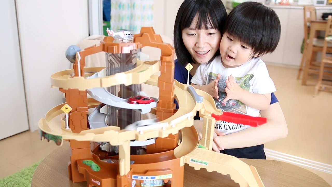 トミカ スリリングマウンテン - YouTube