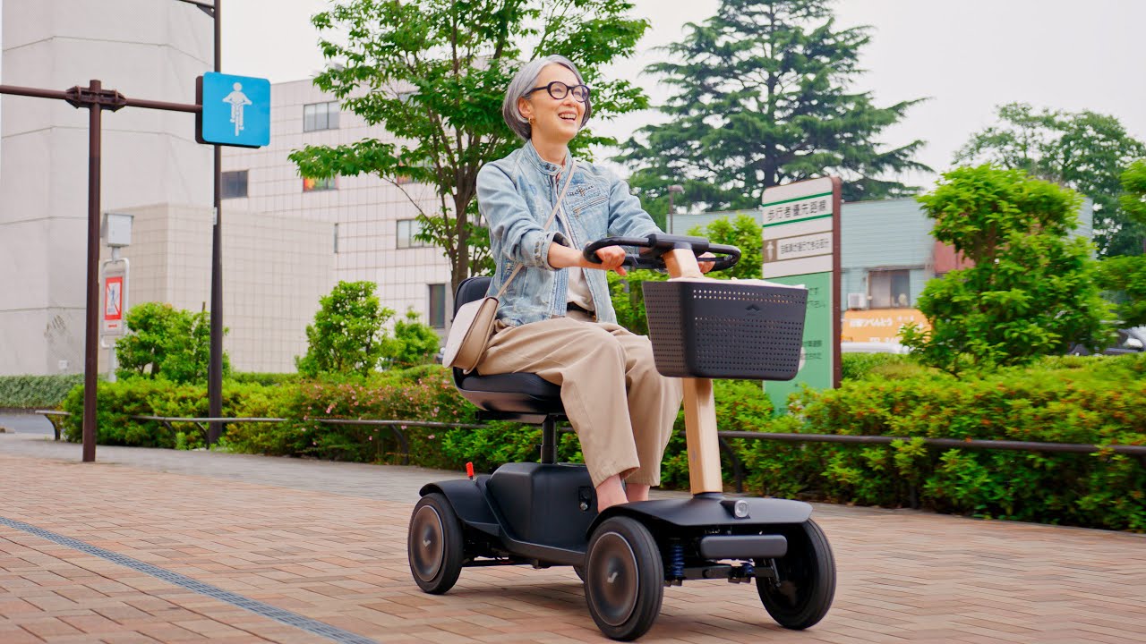 歩道を走れるスクーター「WHILL Model S」のテレビCMが全国放映中