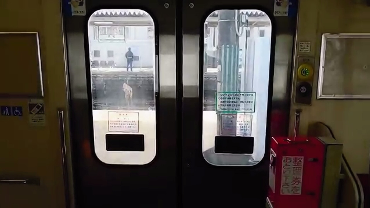 701系1000番台 半自動ドア開閉 - YouTube