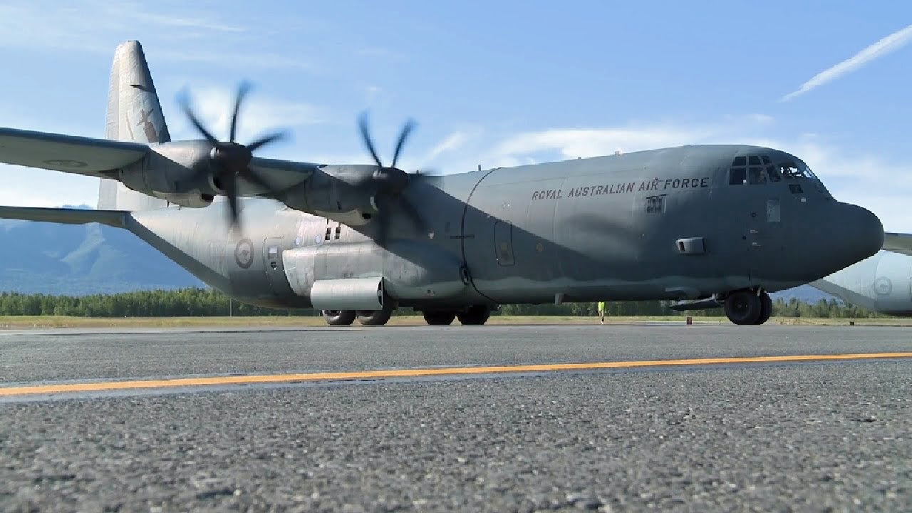 オーストラリア空軍 C-130Jスーパーハーキュリーズ - YouTube