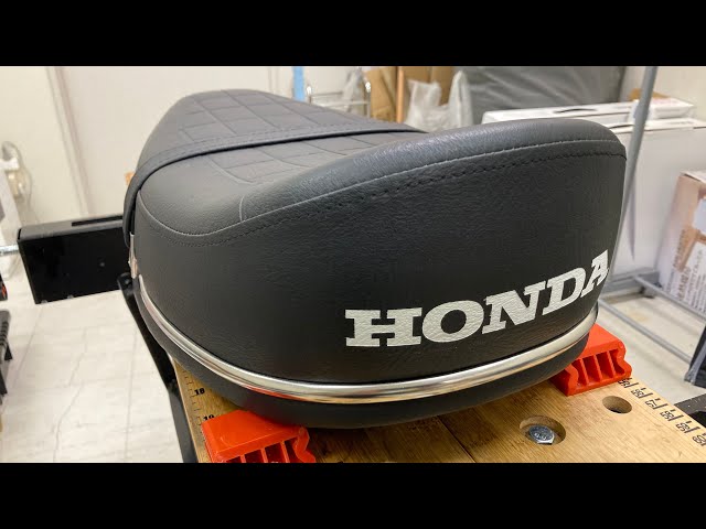 Painting a Logo on a Motorcycle Seat | バイクのシートにロゴを塗装