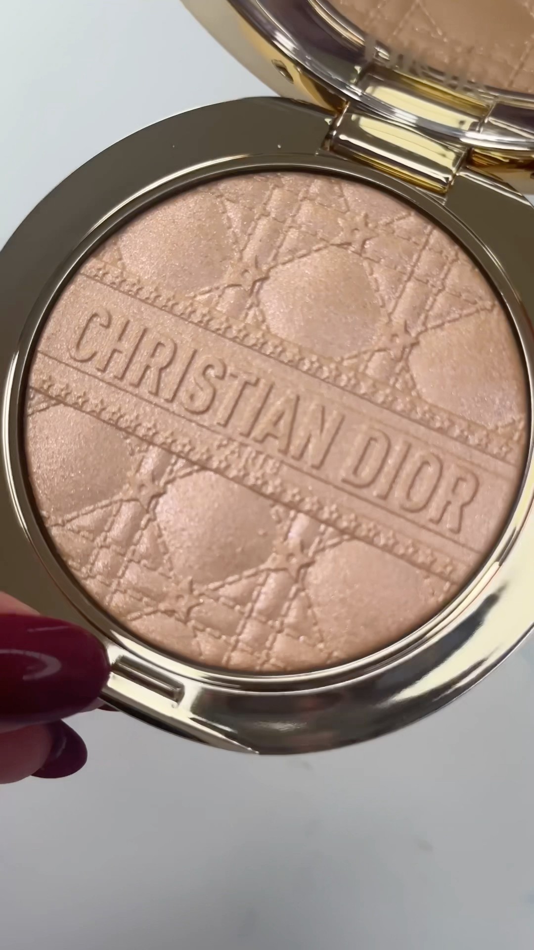 Dior Holiday Dior Forever Glow Luminizer001 Dior Star live swatch