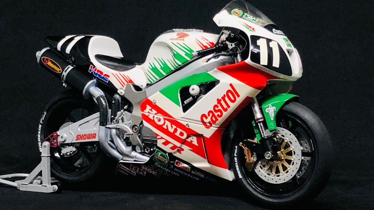 1/12 ‪@Honda‬ VTR 1000 8h Suzuka Valentino Rossi 2000 - YouTube