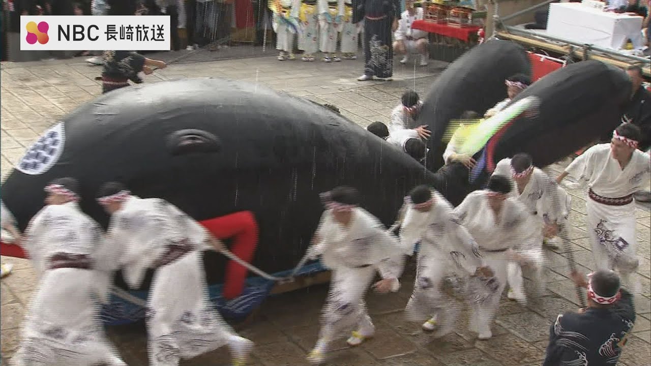 鯨の潮吹きに大歓声！長崎くんち - YouTube