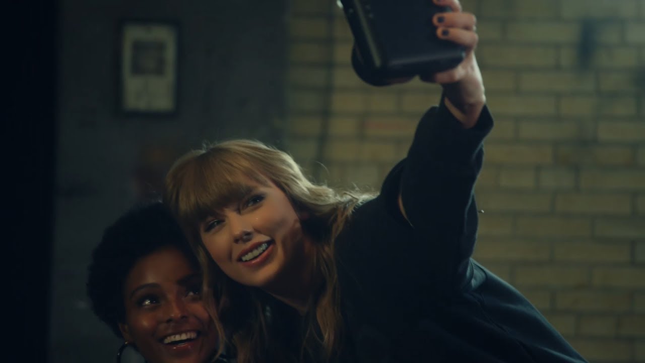 テイラー・スウィフト、チェキで自撮り Taylor Swift takes a selfie