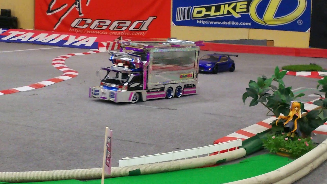 デコトラでドリフト - YouTube