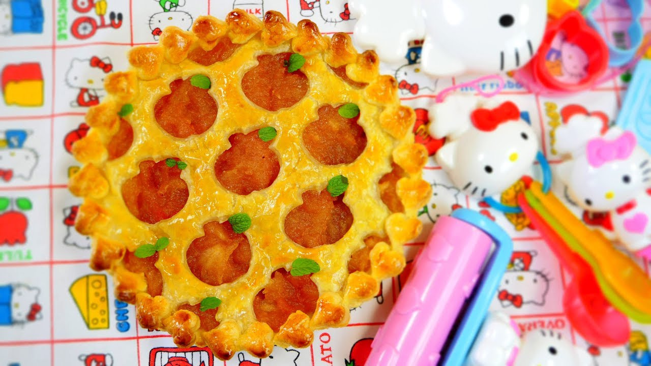 Hello Kitty Moso-mom's Apple Pie - YouTube