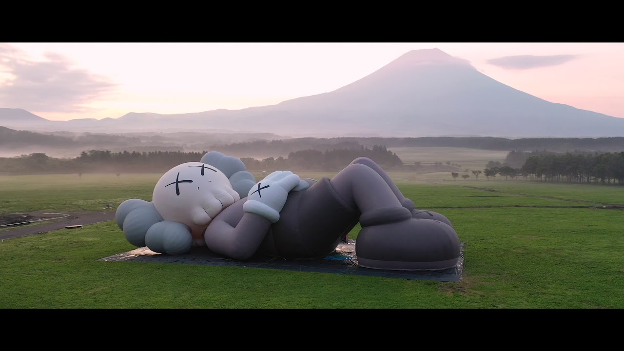 巨大アートプロジェクト『KAWS:HOLIDAY JAPAN』開幕—KAWS来日＆国内外