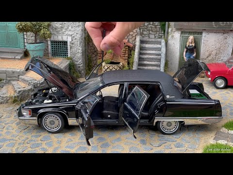 1:18 Cadillac Fleetwood Brougham '93, black - Xiaoguang Model