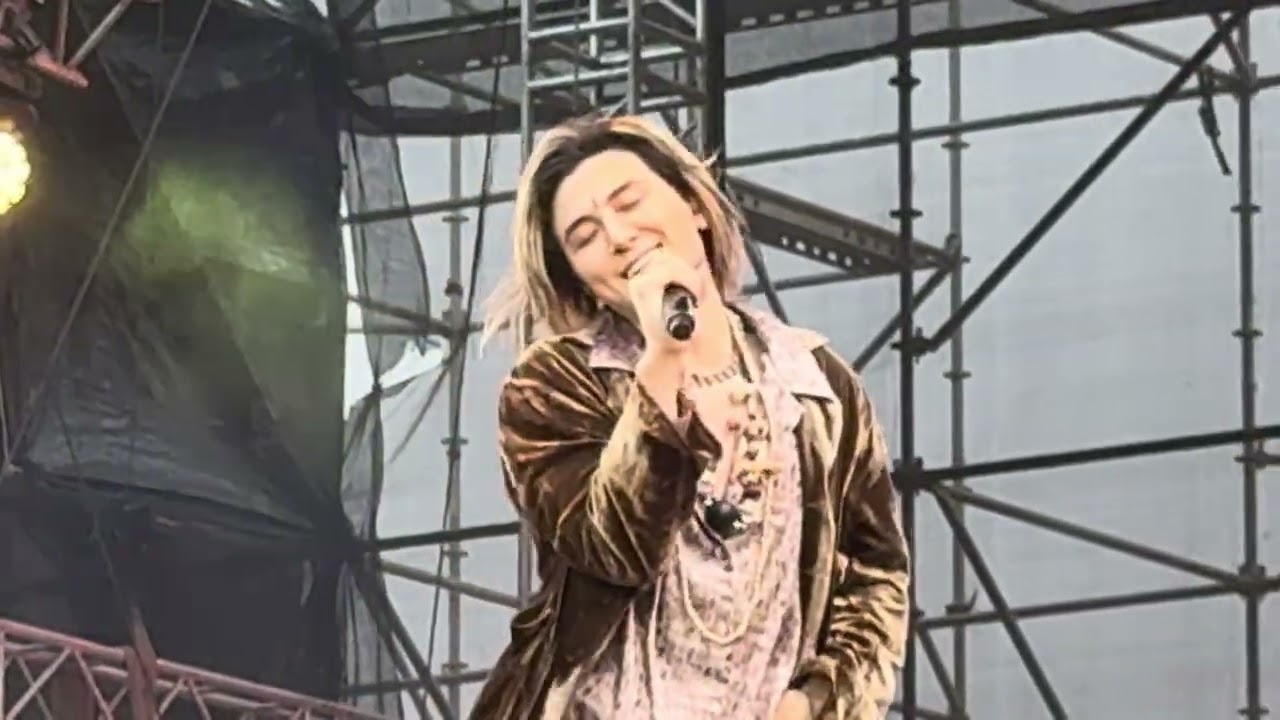 Fujii Kaze at Lollapalooza in India 24th Jan 2026 part 2 - YouTube