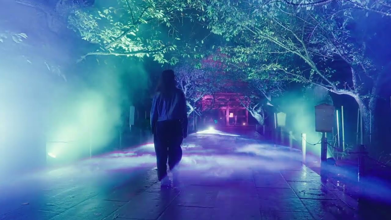 Kuro 夜神ライト鎌 デスノート』鎌を持つ“夜神月”、おなじみの座り方を