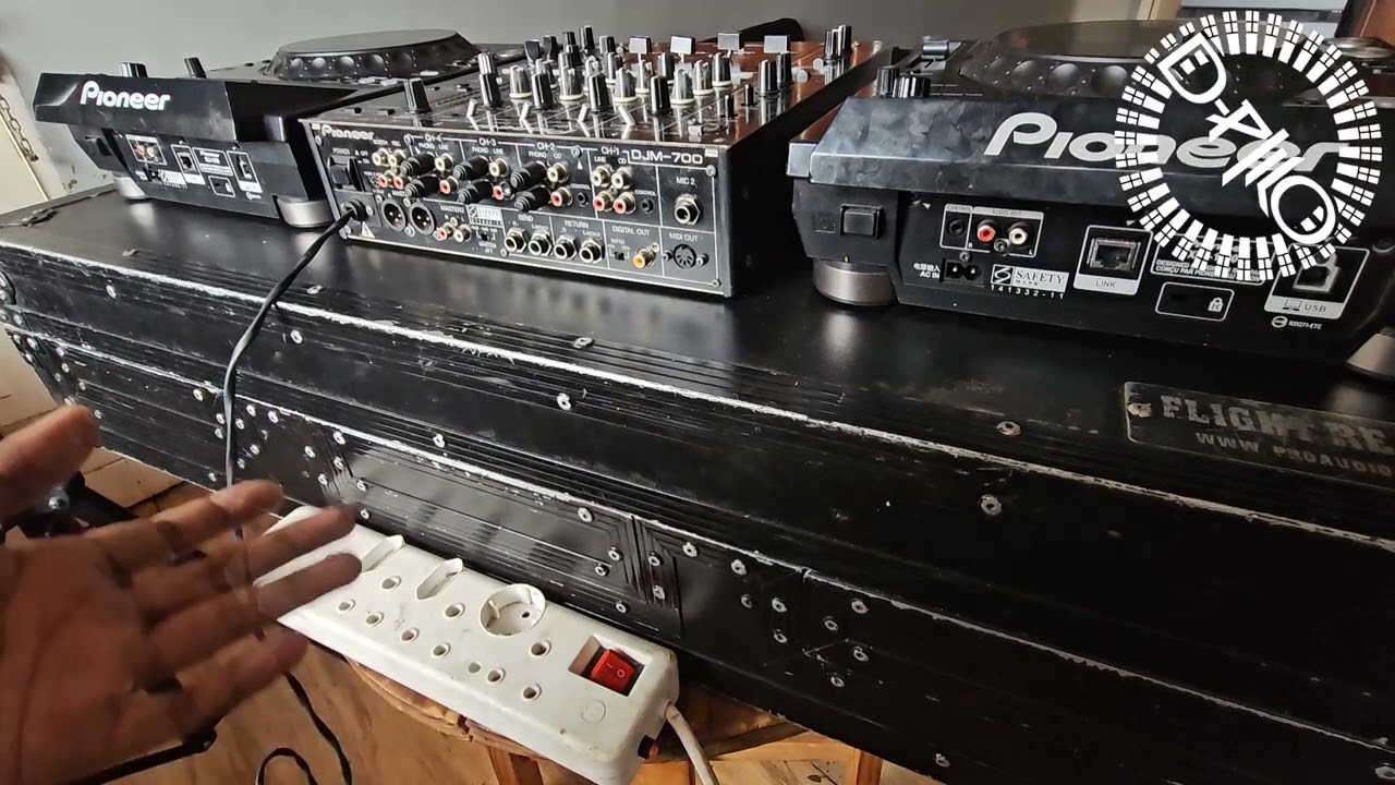 How to connect a basic DJ system - YouTube