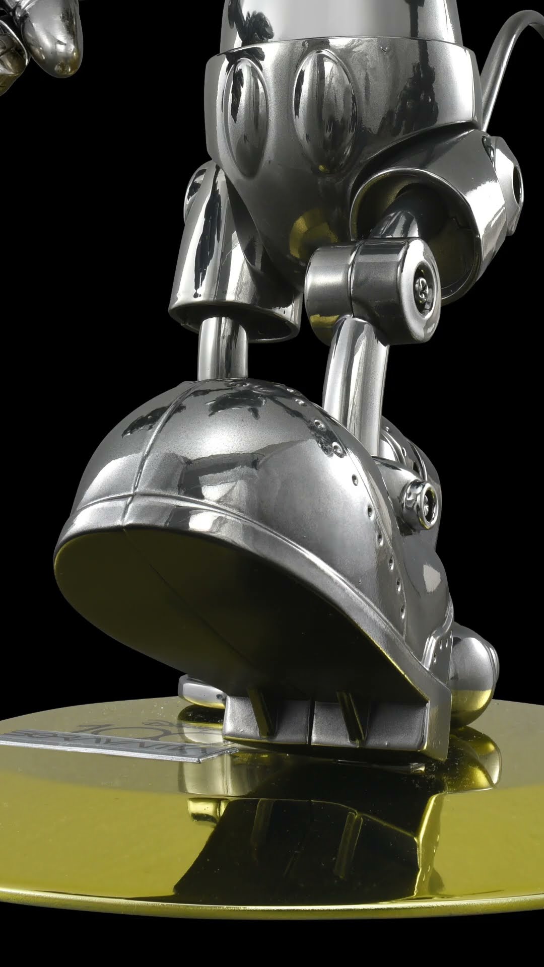 Disney創立100周年を記念して空山基氏デザイン「Disney100 FUTURE