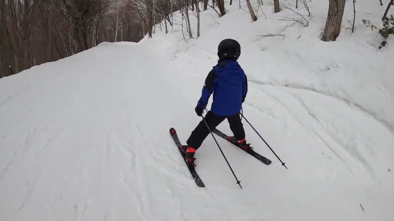 スキー場に氷河現る】スキーをしながら氷がもたらす感動的風景を楽しむ