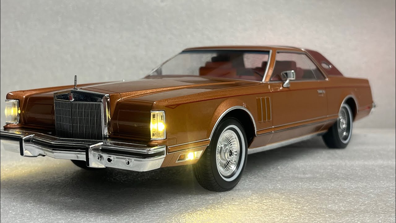 1978 Lincoln Continental mark V in brown /Copper maroon half too