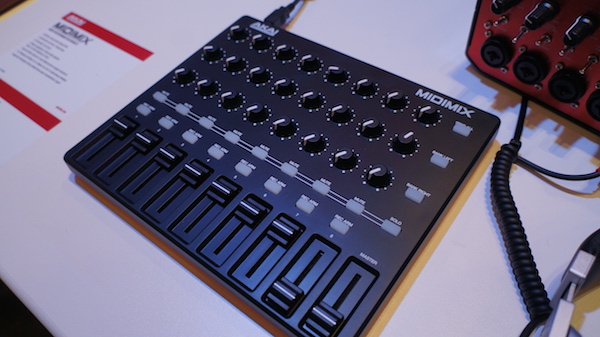 AKAIの8チャンネル・コンパクトMIDIミキサー、MIDIMIX –