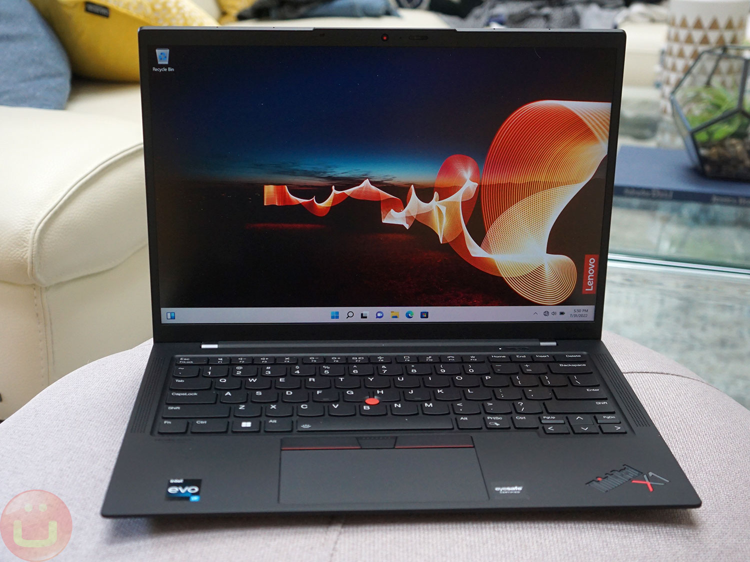 Lenovo ThinkPad X1 Carbon Gen10 Review | Ubergizmo