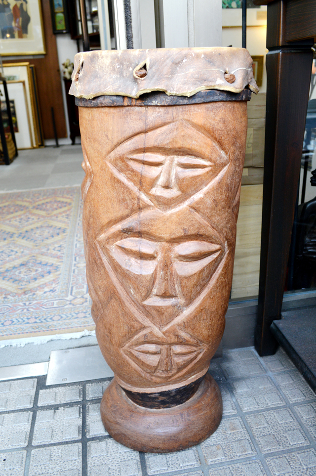 とても安らかなお顔の木彫り太鼓 | 骨董品の買取なら杉並区の道具屋 慈光
