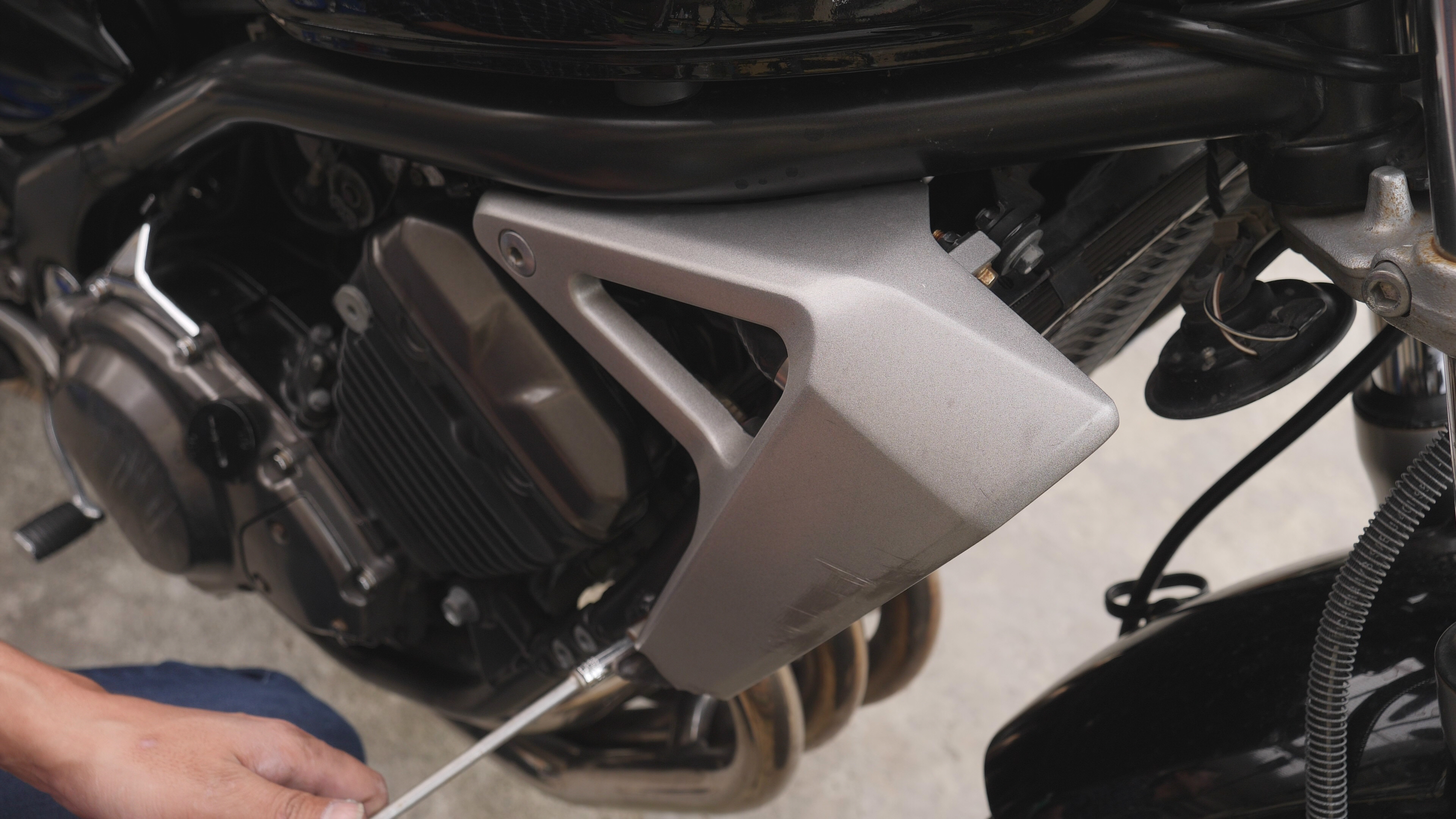 バリオスⅡ 右側ラジエターカバー交換 | 明日はどこに疾風が吹く