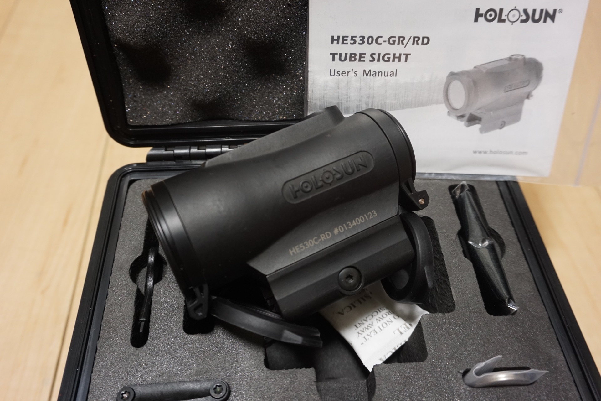 2018年最新モデル、チタン製ボディ採用のHOLOSUN HE530Cシリーズ（赤