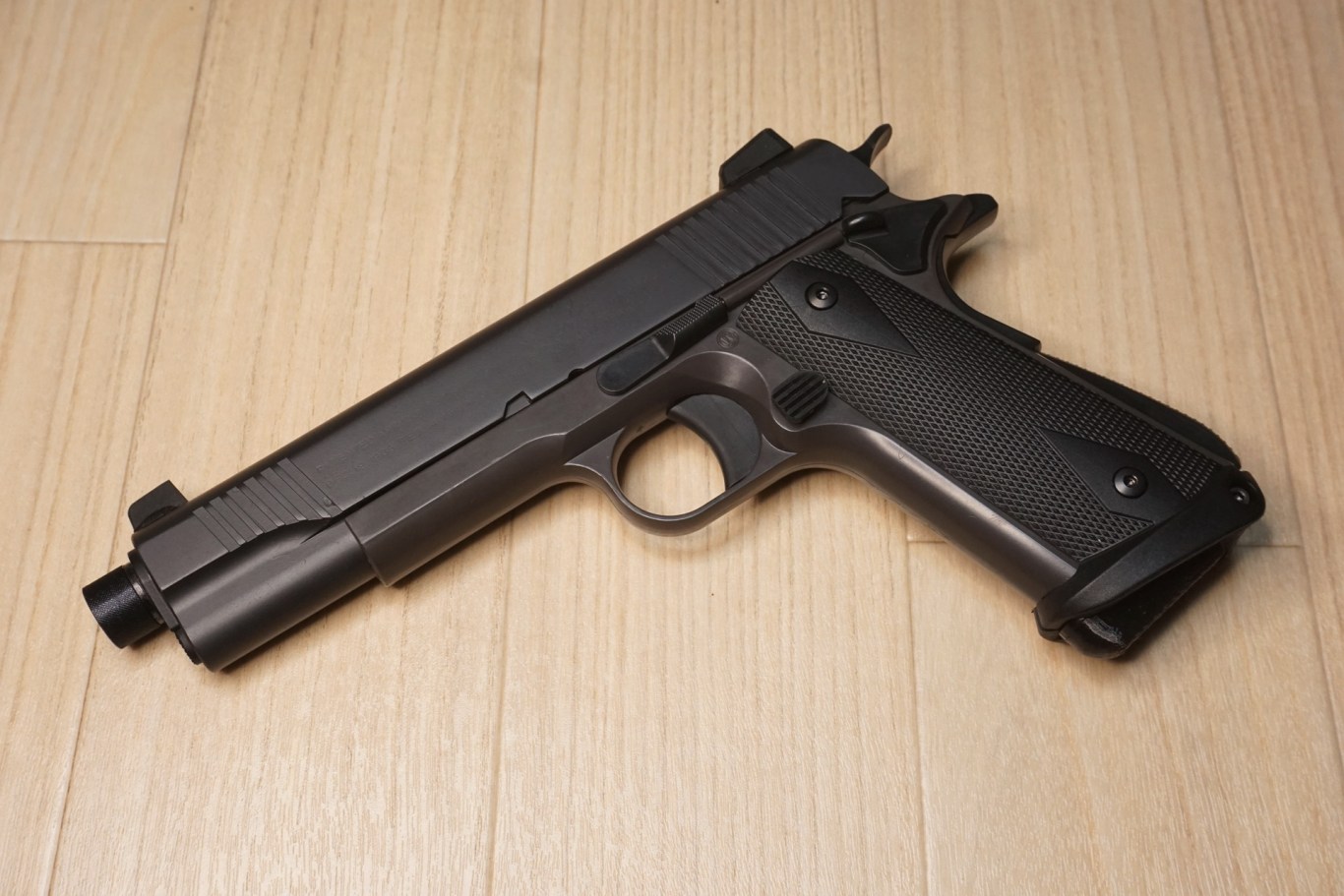 東京マルイ エアコキ M1911A1に実グリップを付けつつ、マガジン
