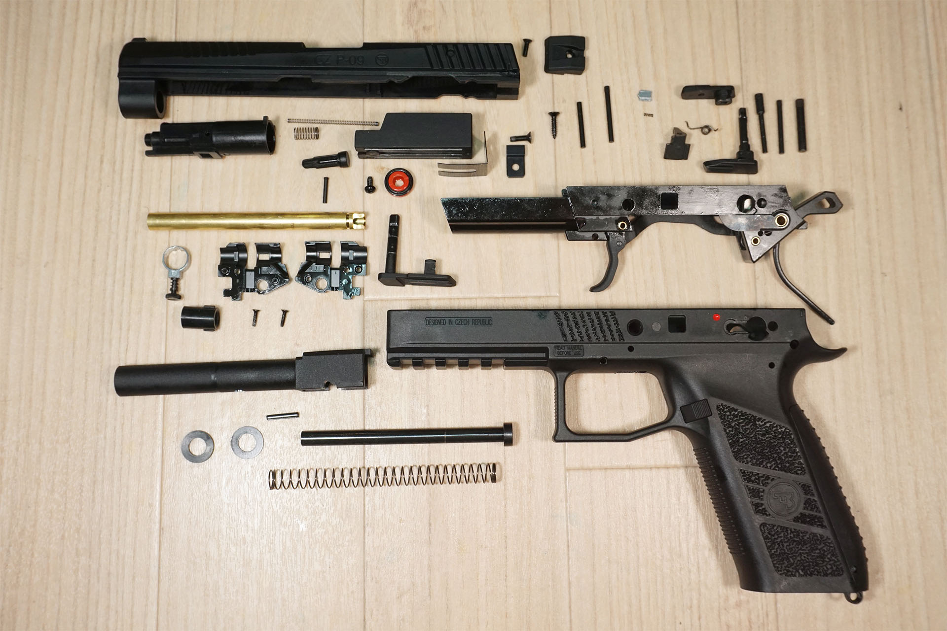 Carbon8 CZ P09 CO2ガスブローバックハンドガンを分解していきます