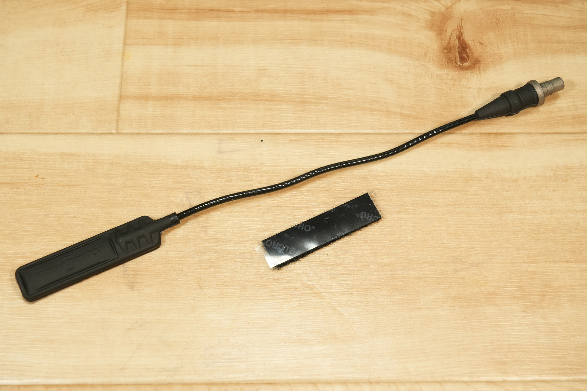 SureFire製スカウトライト用テールキャップ（UE00-BK）とテープ