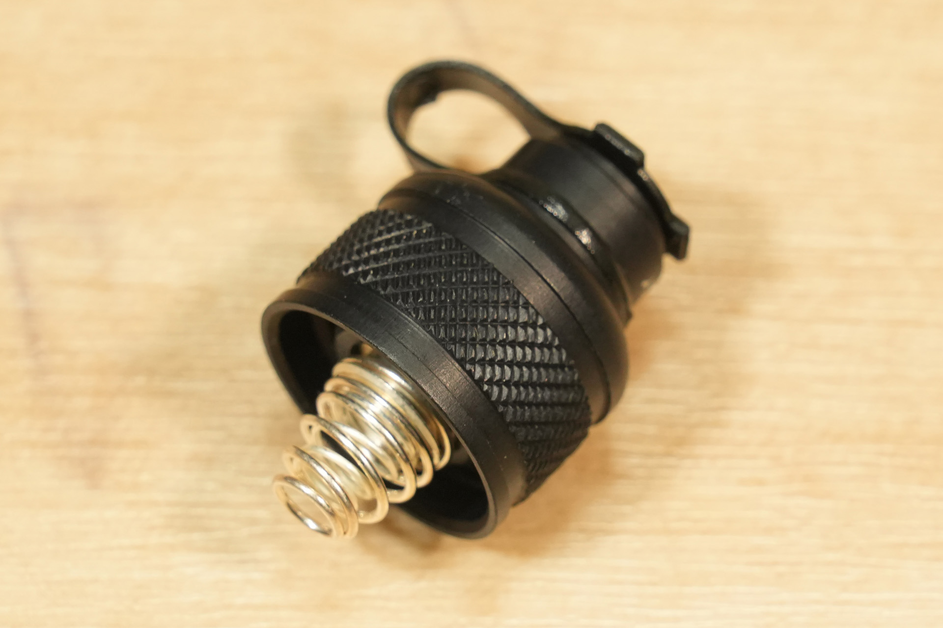 SureFire製スカウトライト用テールキャップ（UE00-BK）とテープ