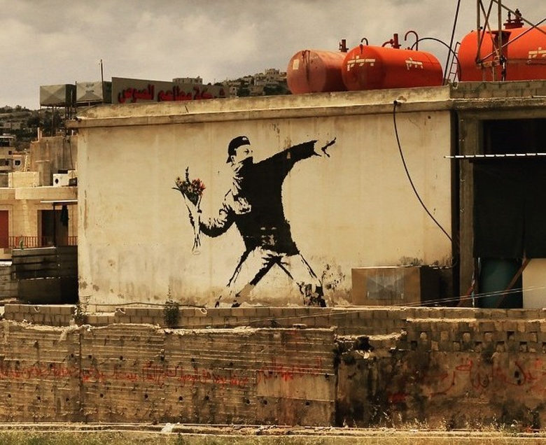 バンクシーの世界（その15）：「花束を投げる男」 | GNV