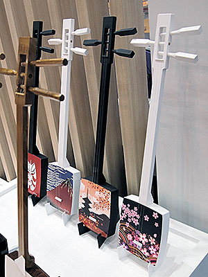 三味線コラム -No.158 新宿高島屋伝統工芸品展で思った事。(三味線亀