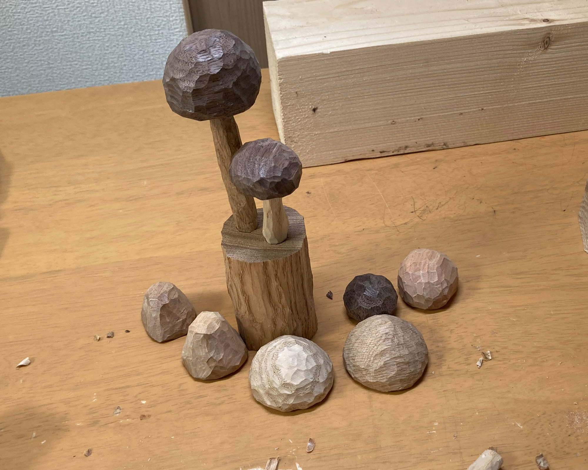 柄の細長いキノコを彫ってみました。雪の木彫りにも挑戦してみました