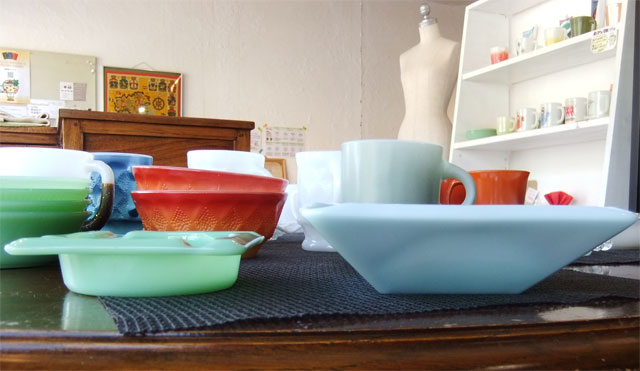 Fire-king 大小の美しいアッシュトレイ（灰皿）が入荷 | マメチコ