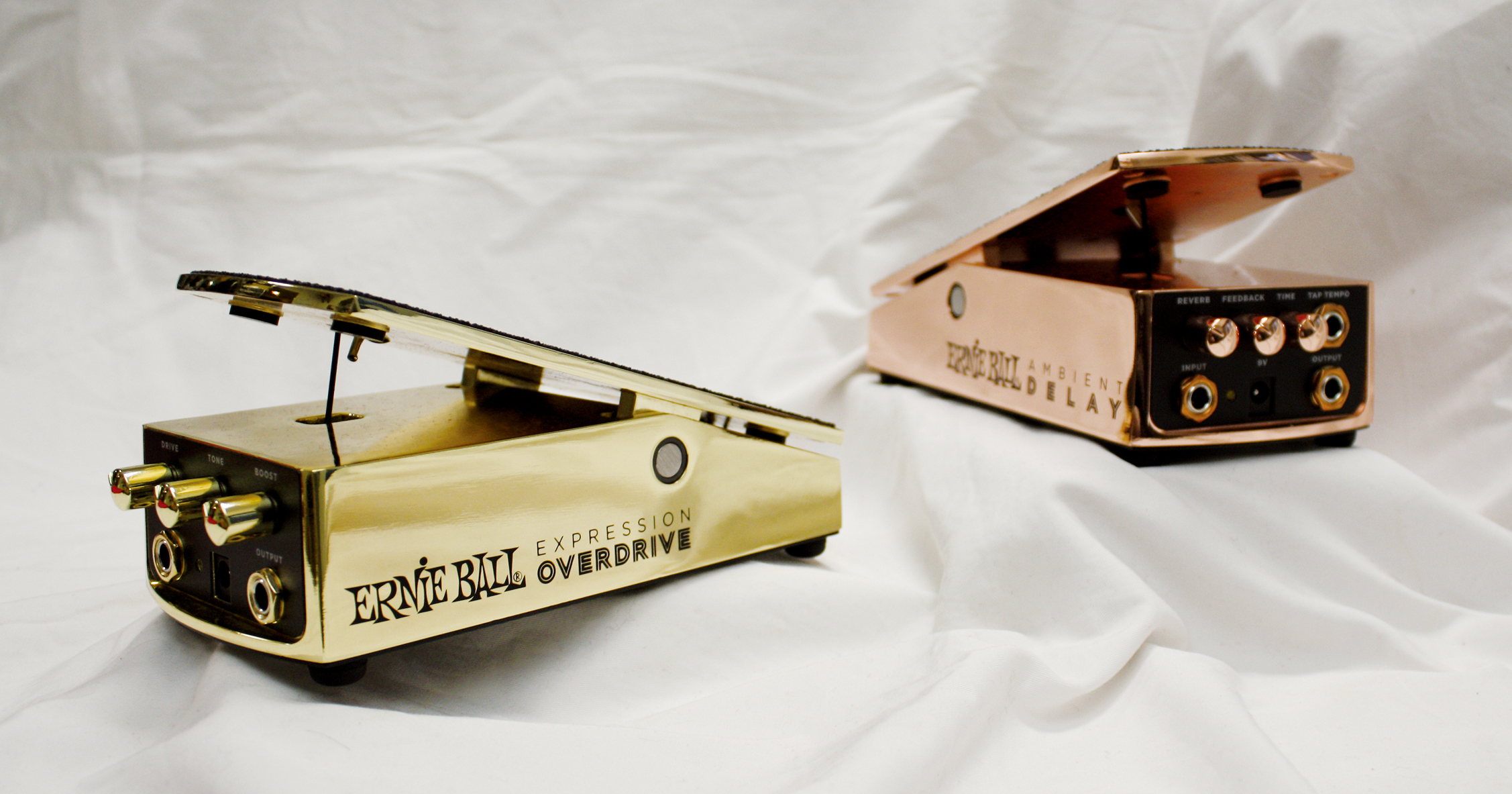 アーニーボールの新製品で歪みやディレイを足下で操作