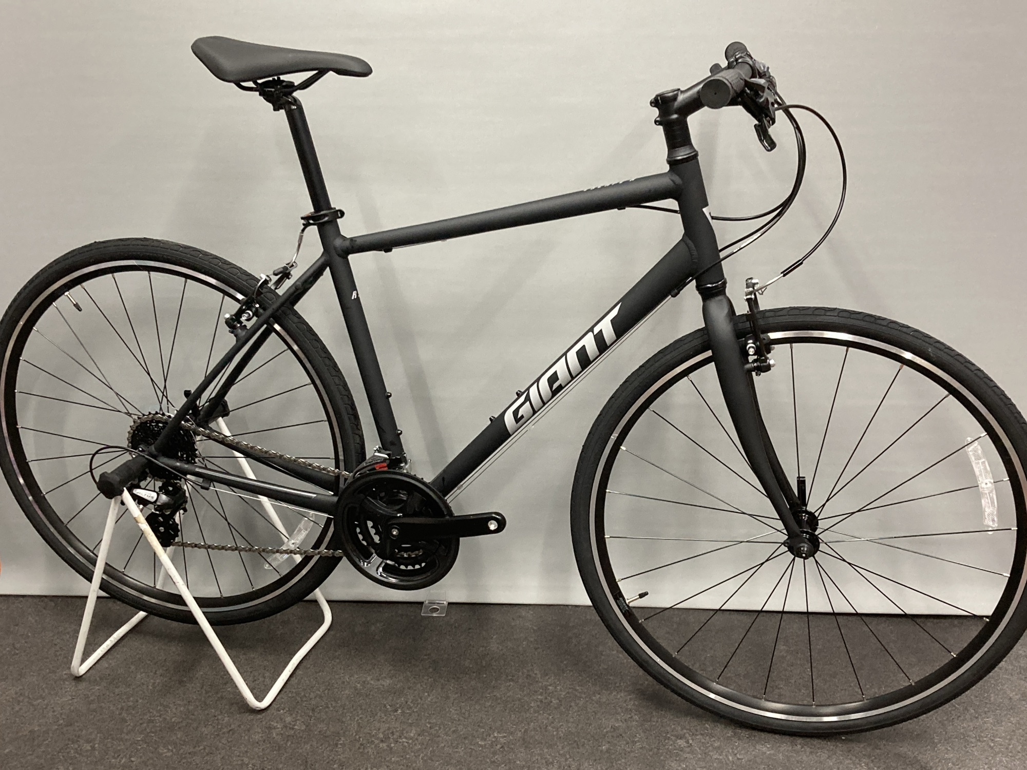 ESCAPE R3 マットブラック │ 輪心（わごころ） -GIANT EXP CENTER 特約店-