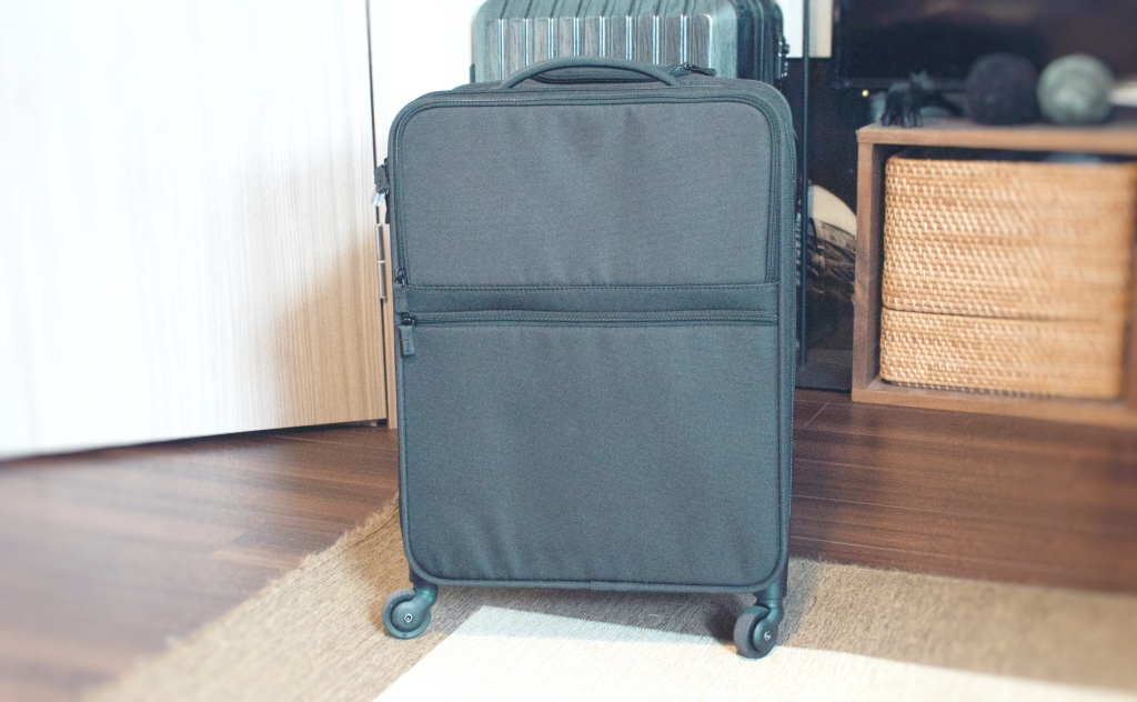 無印良品の半分の厚みで収納できるソフトキャリーがめちゃくちゃ便利