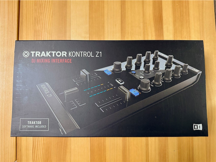 コンパクトでいつもカバンに入れて持ち歩けそうなDJコントローラー