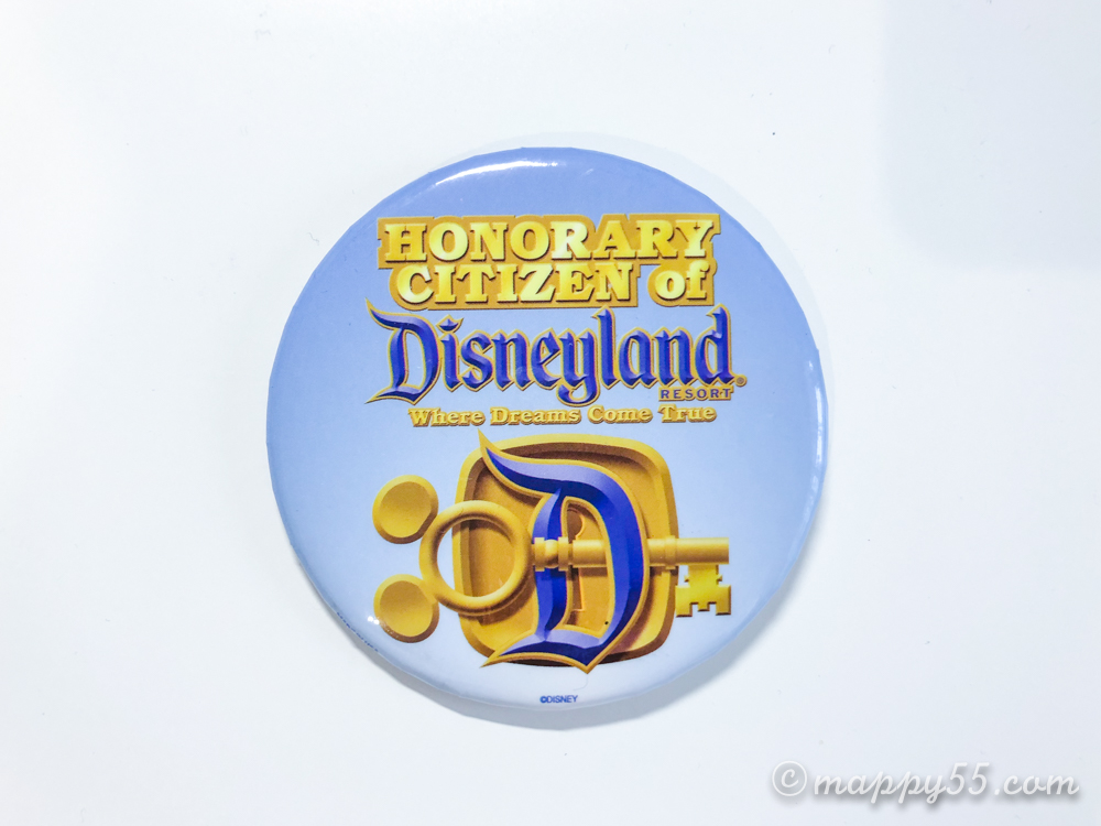 カリフォルニアディズニーのパーク内でもらえる無料缶バッジ