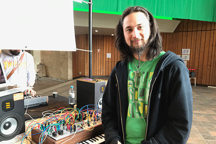 植物や人間など、生体との接触で得られる“バイオフィードバック信号”で