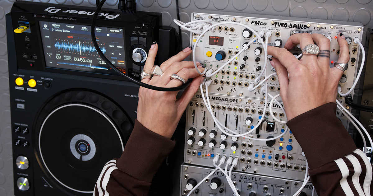 手のひらサイズのMIDIコントローラー「Noise Machine」が登場…… 場所を