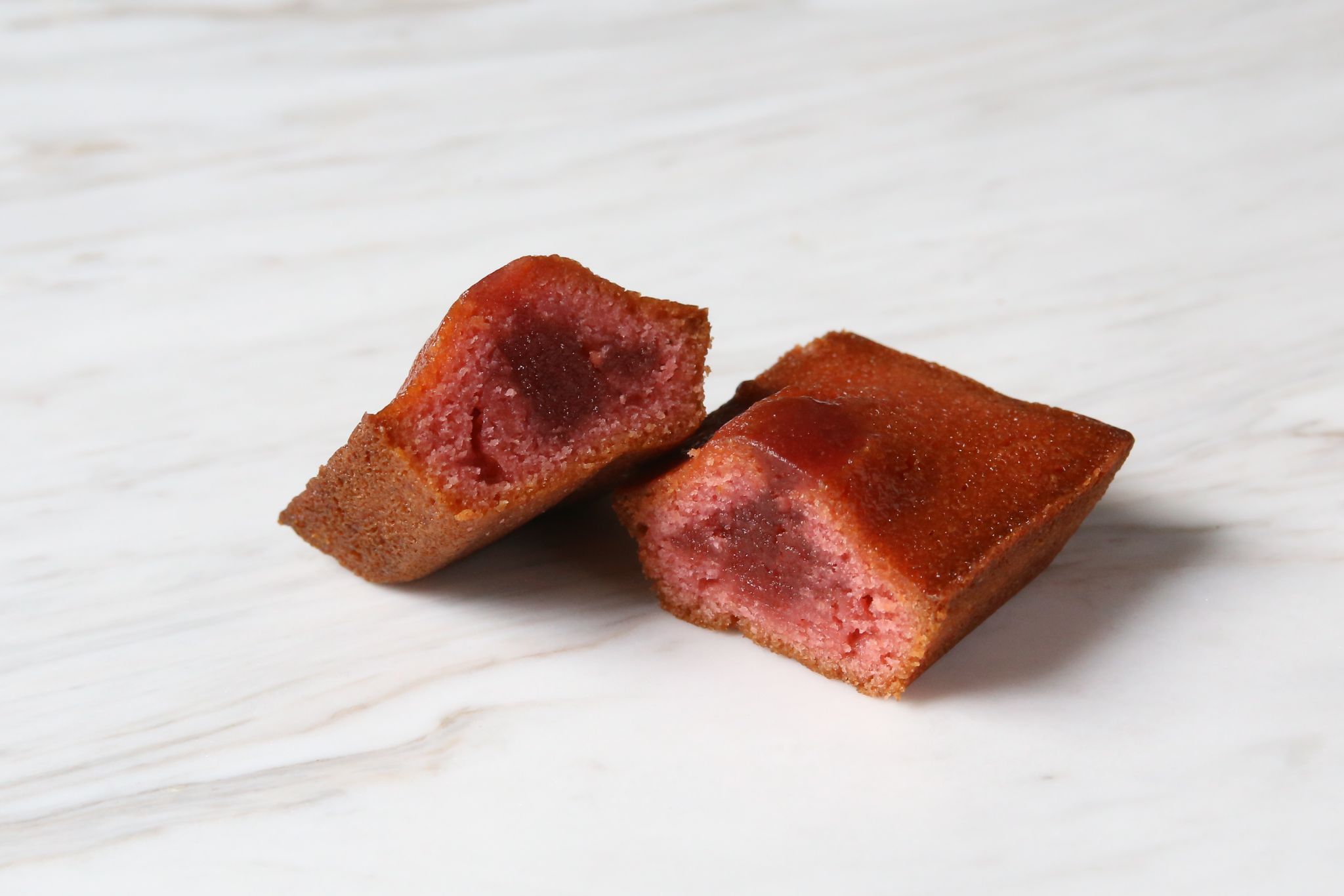 いちごの特徴を活かしたフィナンシェとチョコクランチ - ICHIBIKO