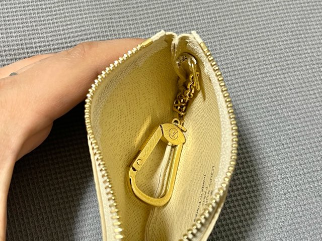 ダミエ・アズール】ポシェット・クレをレビュー！さわやかカラーのキー