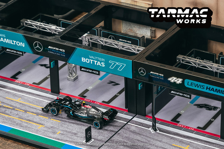 T64D-001-AMG 1/64 Pit Garage Diorama Mercedes-AMG Petronas Formula